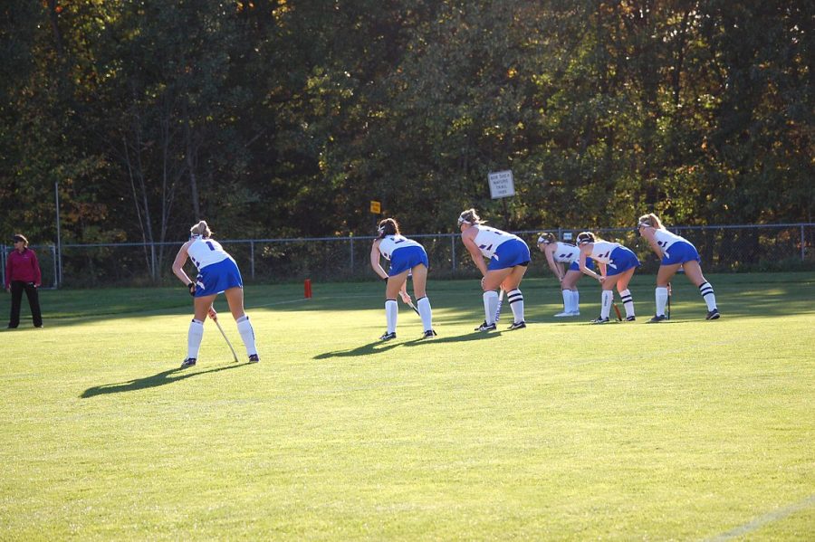 Varsity+field+hockey+seniors+line+up+for+a+corner.