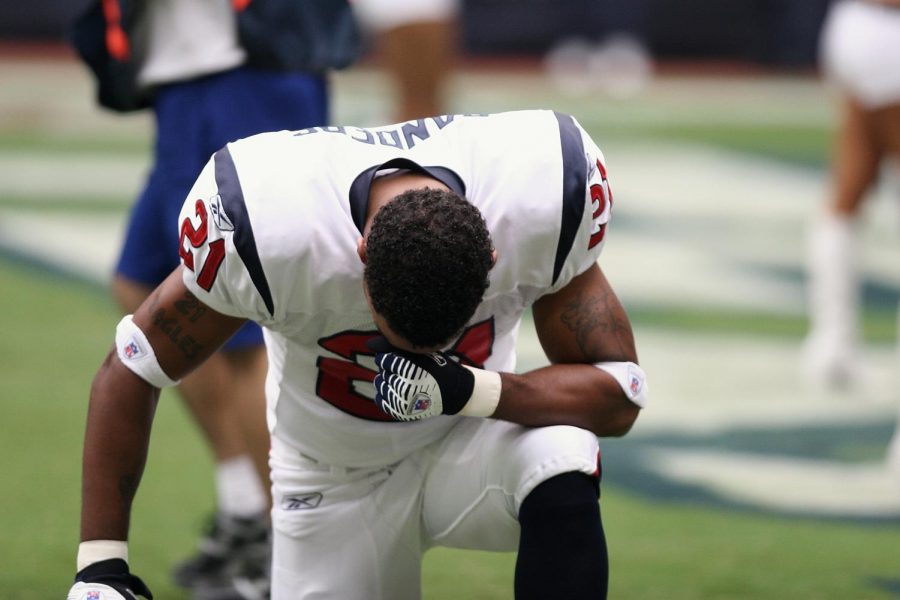 professional-football-player-nfl-praying-160577