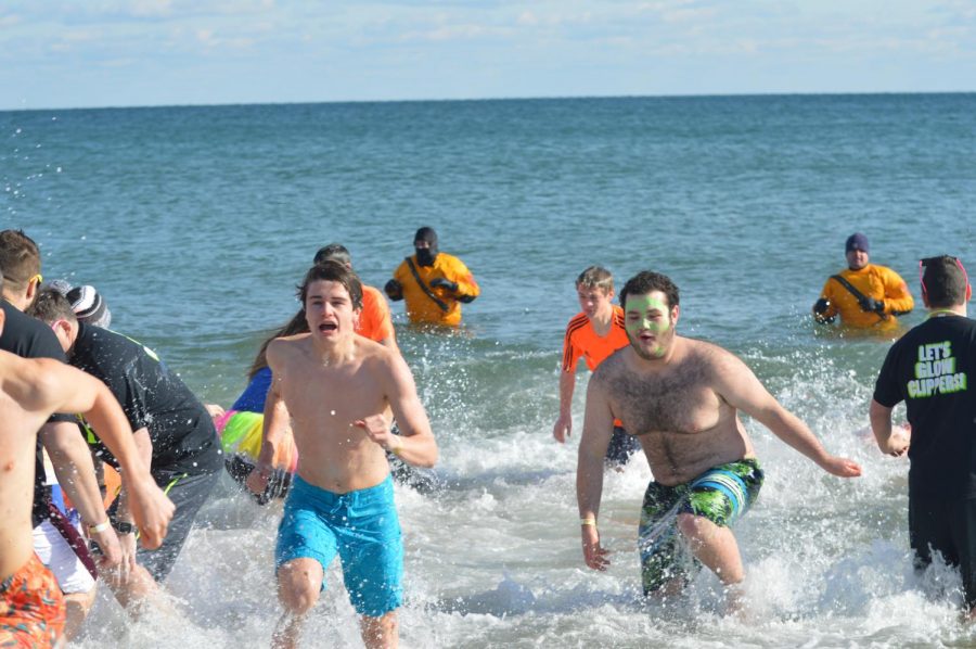LHS Penguins plunge into ocean, raise over $8,000 for Special Olympics
