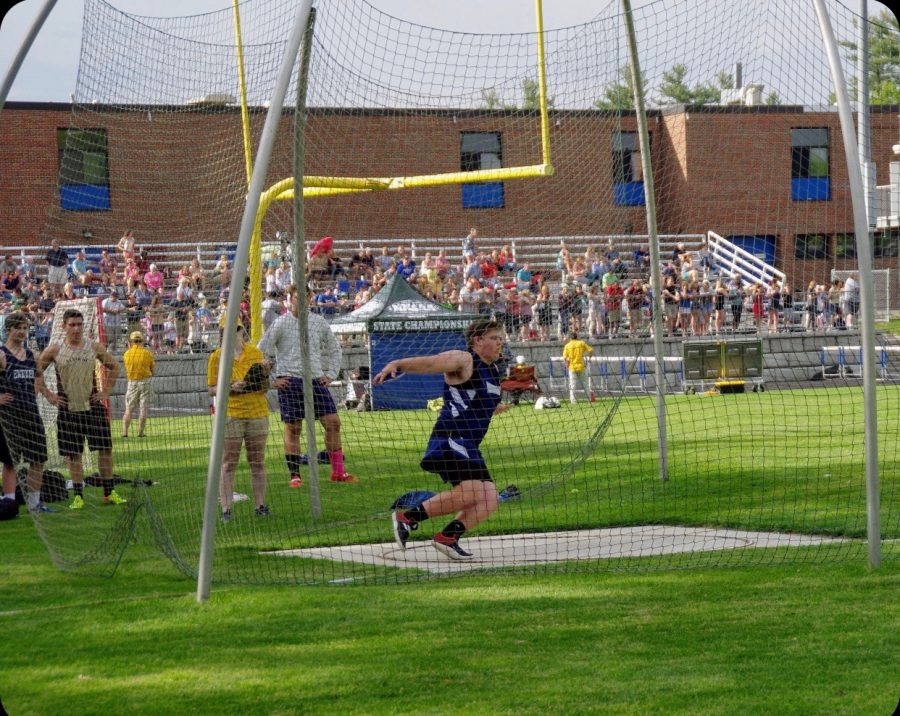 Hagearty winds up and prepares to hurl the discus down field.