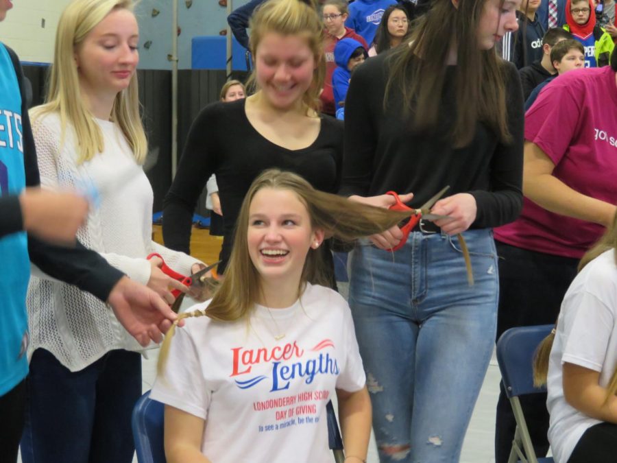 LHS+alumni+Hannah+Ellis+donates+her+hair+during+the+Day+of+Giving+on+January+10%2C+2020.+