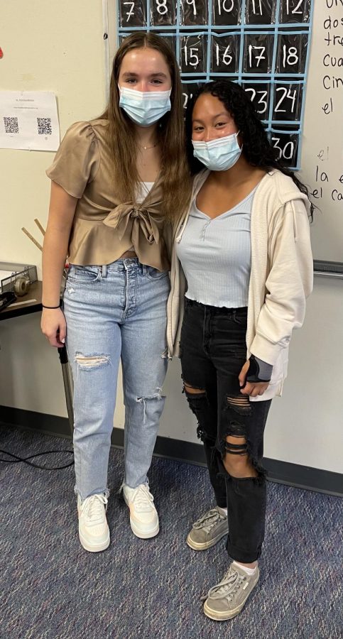 Juniors Bella Elguezabal and Olivia Colliton style loose-fitting baggy jeans. 