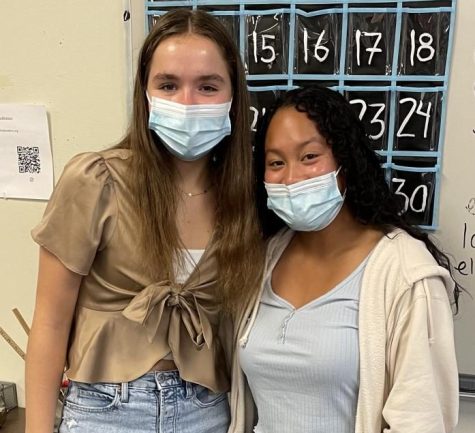 Juniors Bella Elguezabal and Olivia Colliton style loose-fitting baggy jeans. 