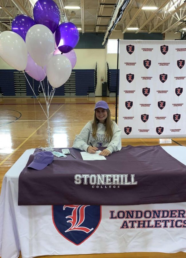 Caroline+Leone+signs+to+Stonehill+College.