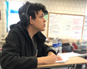 Junior Jordan O’Neill takes notes during Señora Vater’s Spanish class to help prepare for an upcoming quiz. O’Neill has been taking responsibility for his learning by making sure he is paying attention during classwork activities. “Taking notes makes it easy for me to concentrate, especially when doing it by hand. It also helps me lock in during Spanish,” O’Neill said. Photo by Jansher Malik.