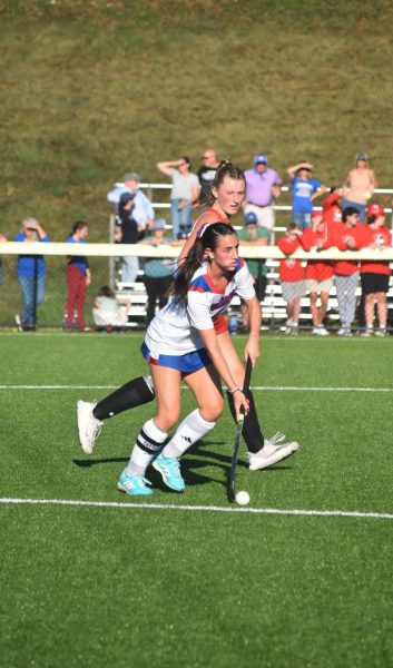 Senior Alison Chambers dribbles the ball up the field during the Mack Plaque field hockey game at Pinkerton Academy. Facing one of their most competitive opponents of the season, the team relied on one another to maintain control throughout the matchup. “It was a really intense game, but we stayed composed and trusted each other to get the job done,” Chambers said.