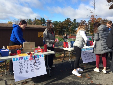 Senior board members Audrey DeAngelis and Olivia Chau sell raffle tickets to participants. All proceeds from the raffle were donated to the ALS Association