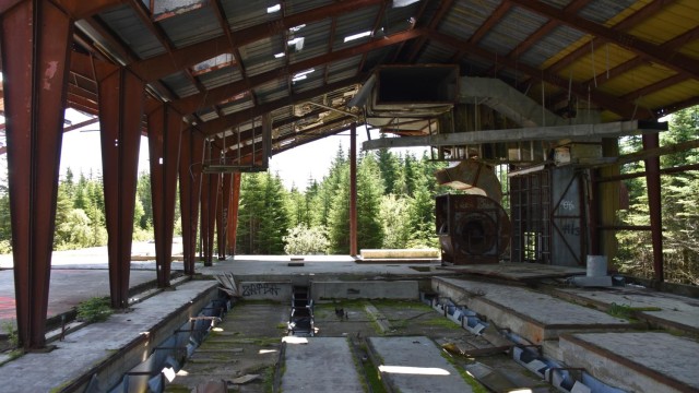 The shell of a former garage had a loose piece of metal on the roof causing a banging sound.